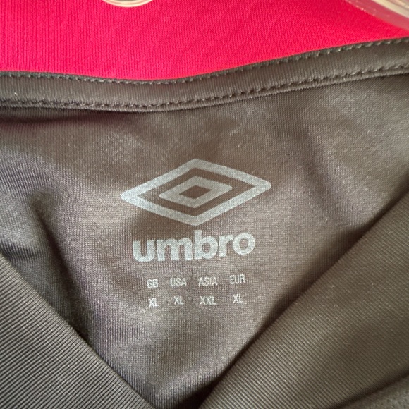 Umbro Black and Pink Football Shirt - Picture 4 of 6